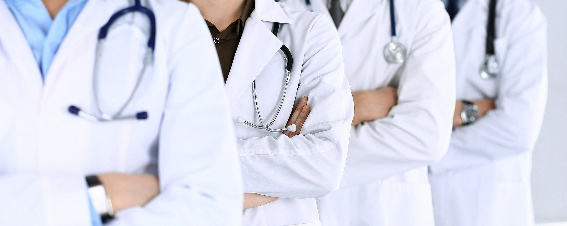 Eine Gruppe von Ärzten mit verschränkten Armen