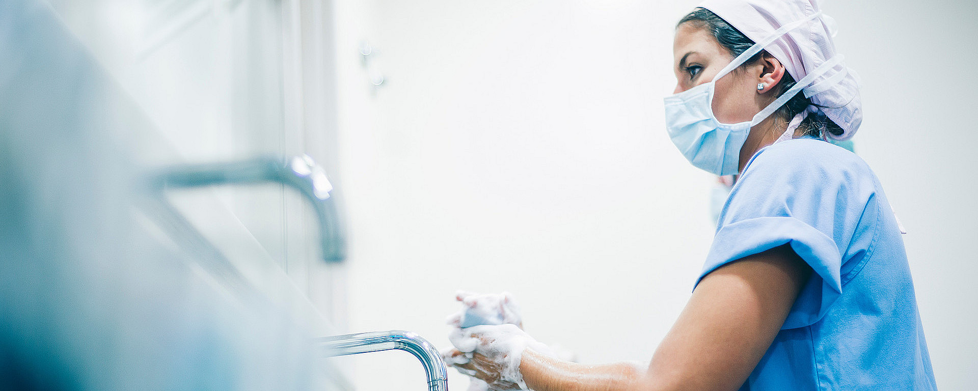 Ärztin wäscht ihre Hände