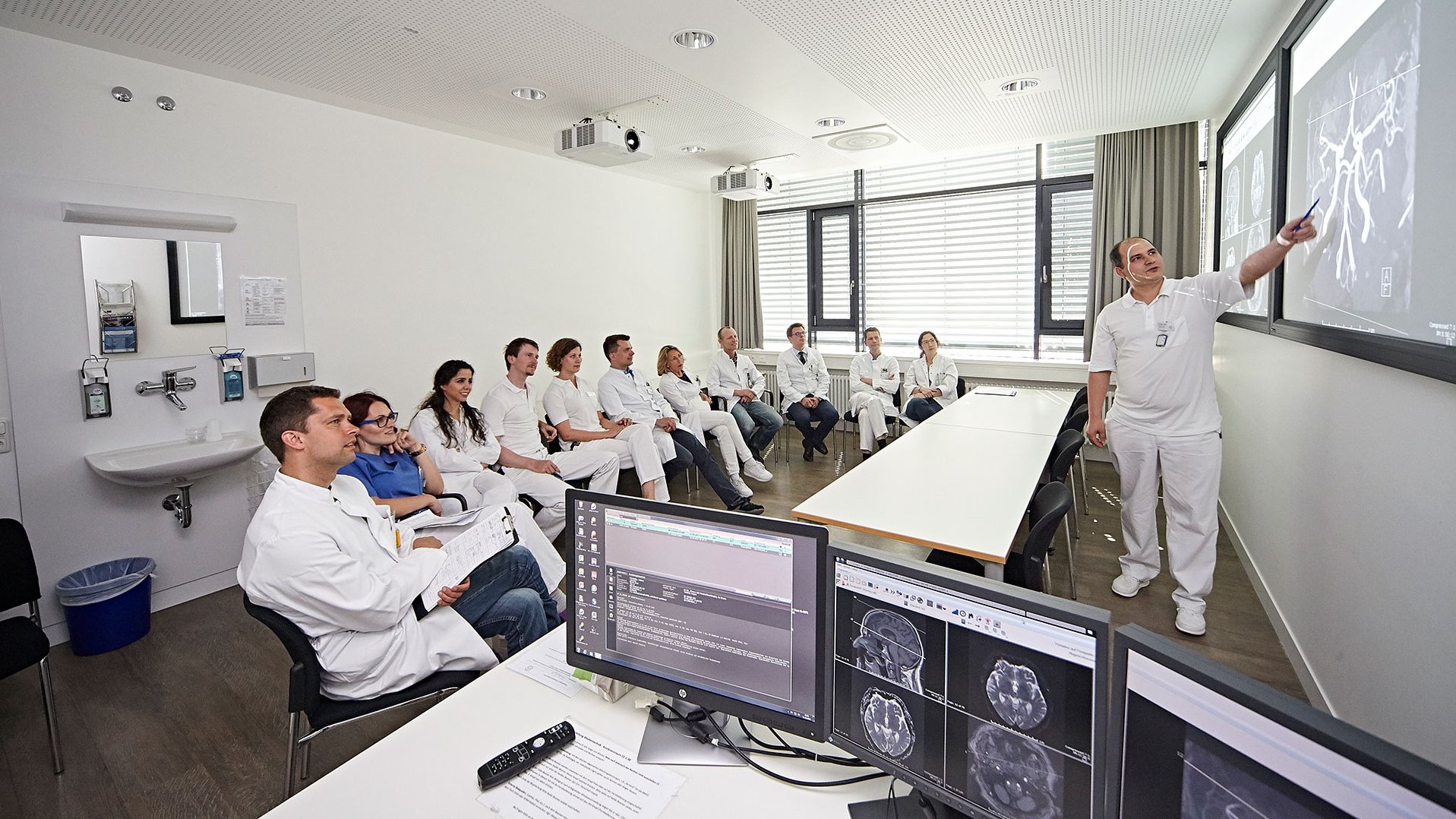 Konferenz mit Ärzten der Radiologie und Strahlentherapie im Klinikum Kempten im Allgäu