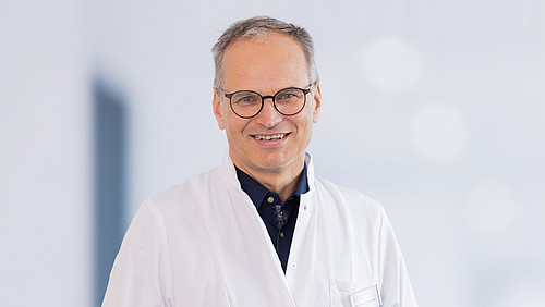 Porträt von Dr. med. Joachim Rogg, Facharzt des Fachbereichs Gefäßchirurgie im Klinikverbund Allgäu