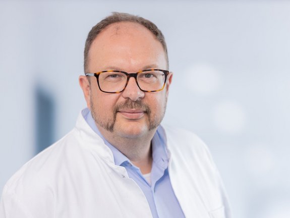 Dr. med. Roland Tines Porträt von Dr. med. Roland Tines, Facharzt des Fachbereichs Gefäßchirurgie im Klinikverbund Allgäu