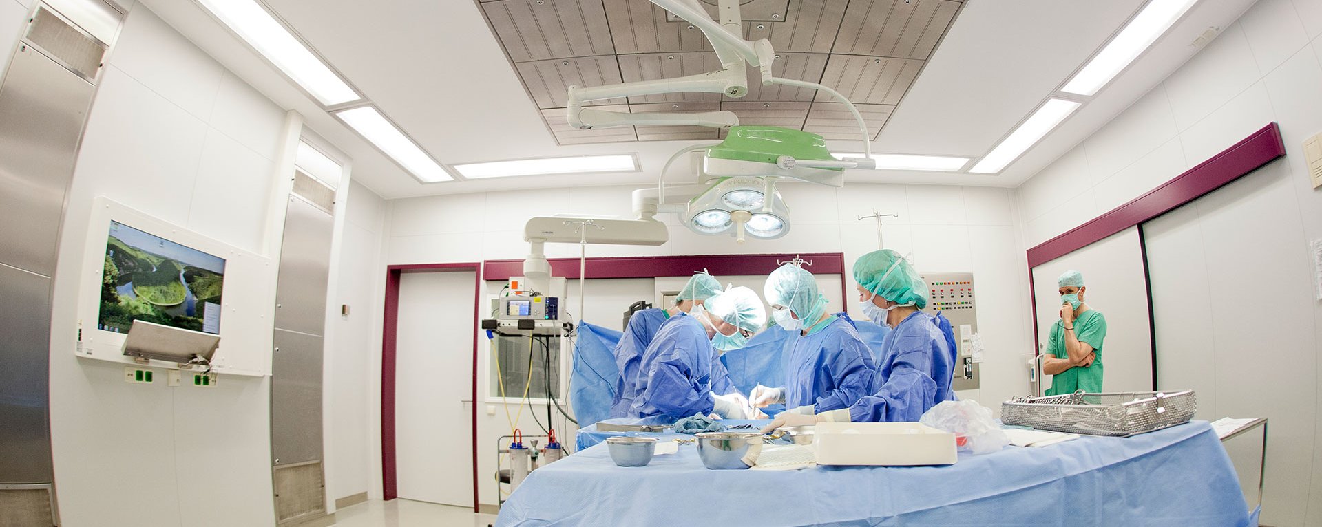 Fachärzte führen einen chirurgischer Eingriff an einem Patienten im Fachbereich der Allgemein- und Viszeralchirurgie im Klinikverbund Allgäu durch