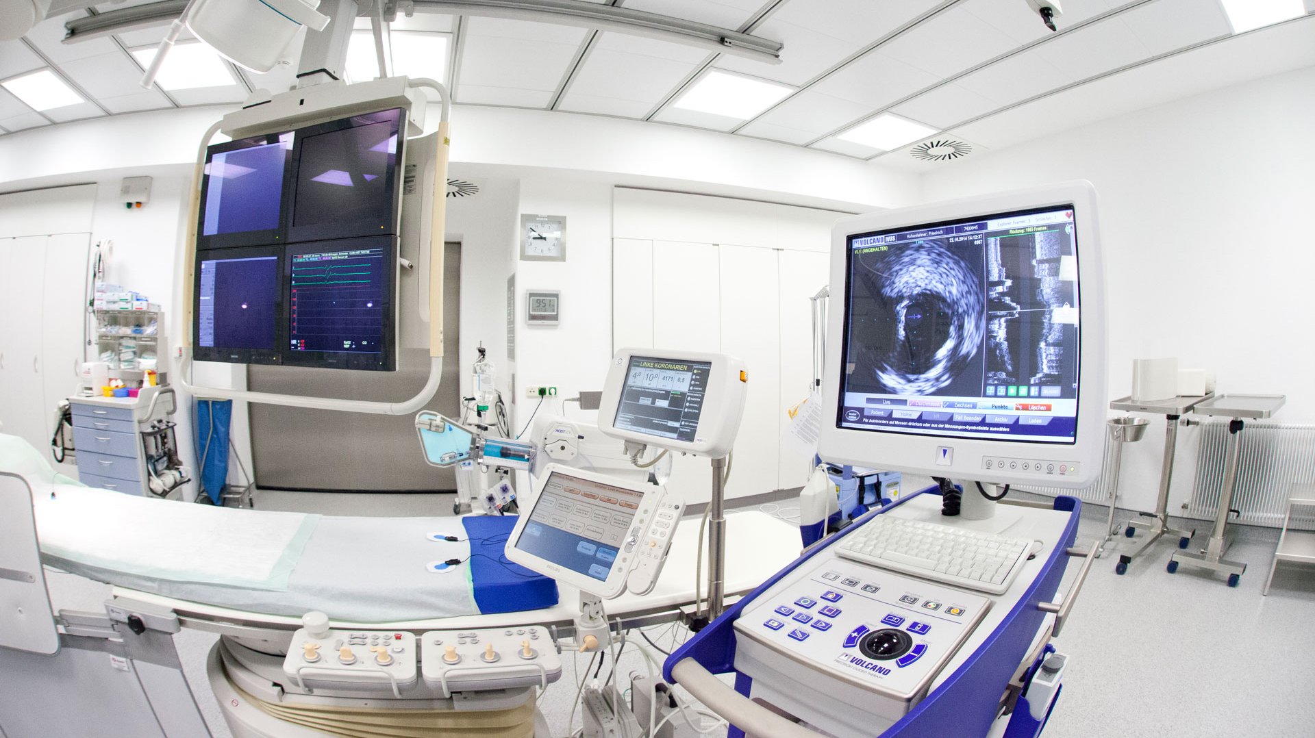 Ansicht eines OP-Saals des Herzkatheterlabors in der Klinik Mindelheim in leichter FishEye-Optik