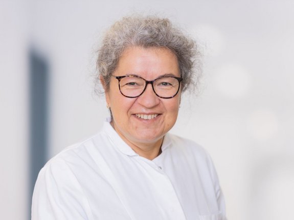 Porträt von Dr. med. Annette Häßler, Fachärztin für Chirurgie und Gefäßchirurgie im Klinikverbund Allgäu