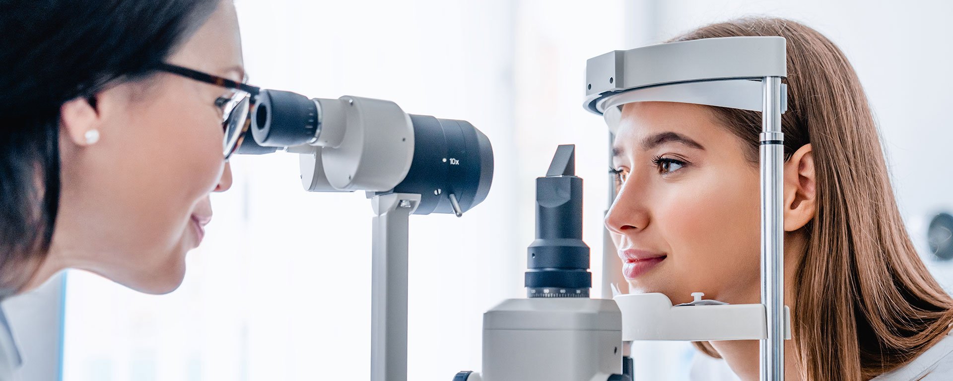 Fachärztin der Augenmedizin hält eine optische Untersuchung einer Patientin im Klinikverbund Allgäu