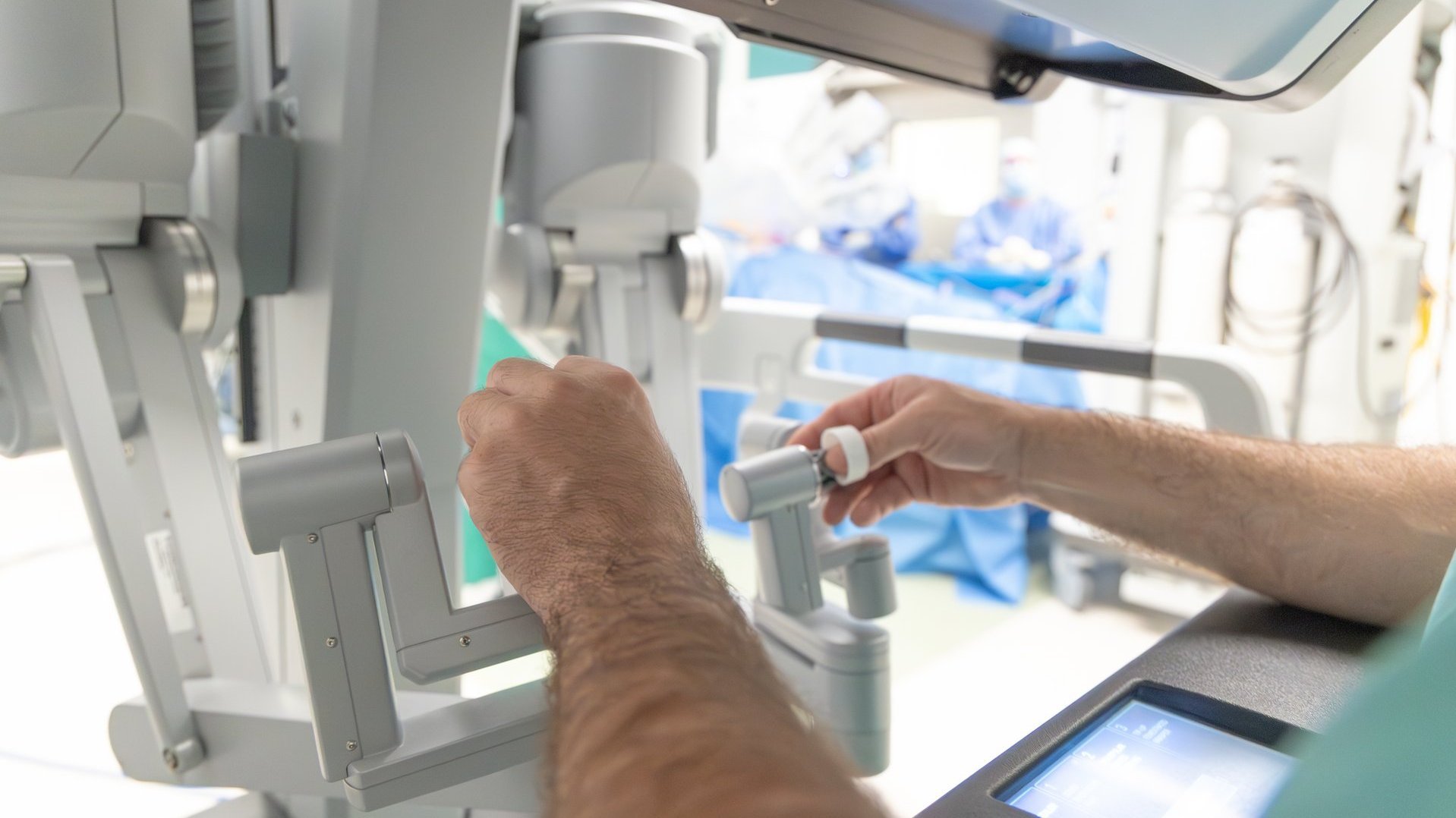 Ein Arzt des Hernienzentrums arbeitet an einem Gerät