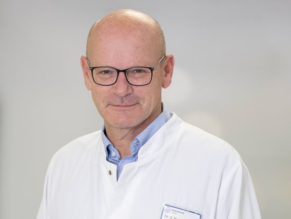 Porträt von Dr. med. Gerhard Piel, Leiter der Sektion Gefäßchirurgie an der Klinik Mindelheim