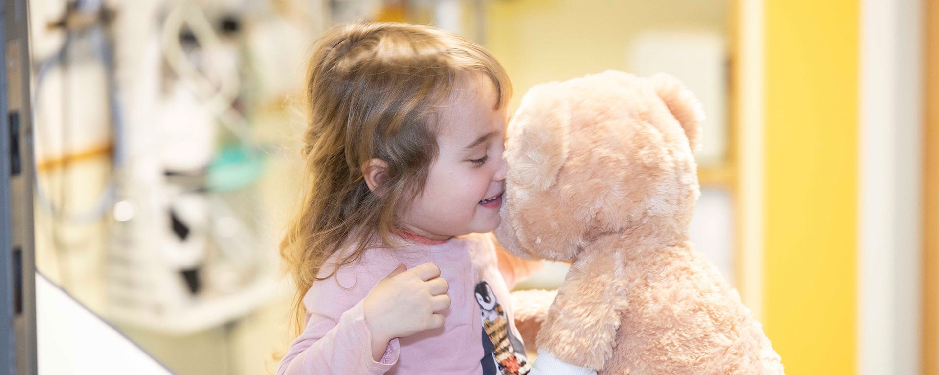 Kleines Mädchen mit Teddybär in der Kinder- und Jugendmedizin im Klinikum Kempten
