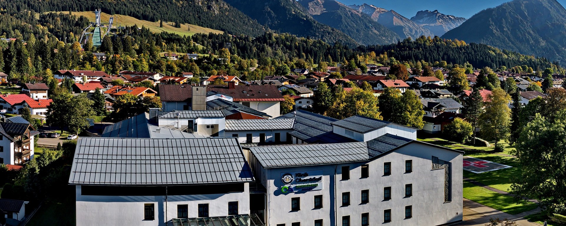 Foto der Klinik Oberstdorf mit Bergpanorama des Klinikverbund Allgäu