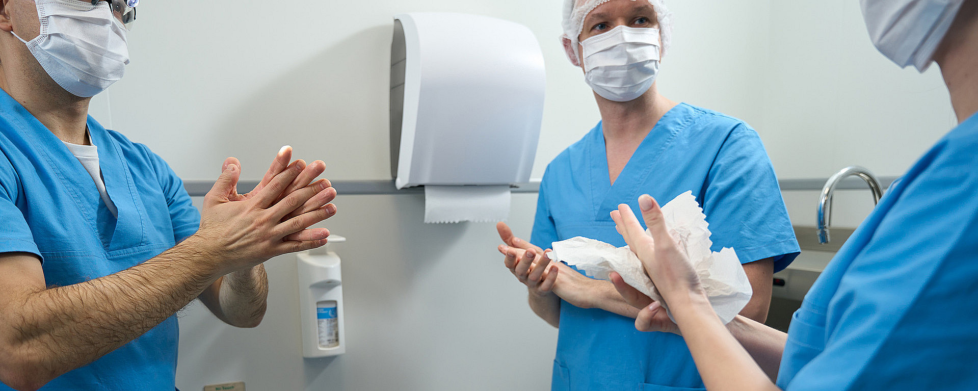 Krankenhauspersonal desinfiziert sich die Hände