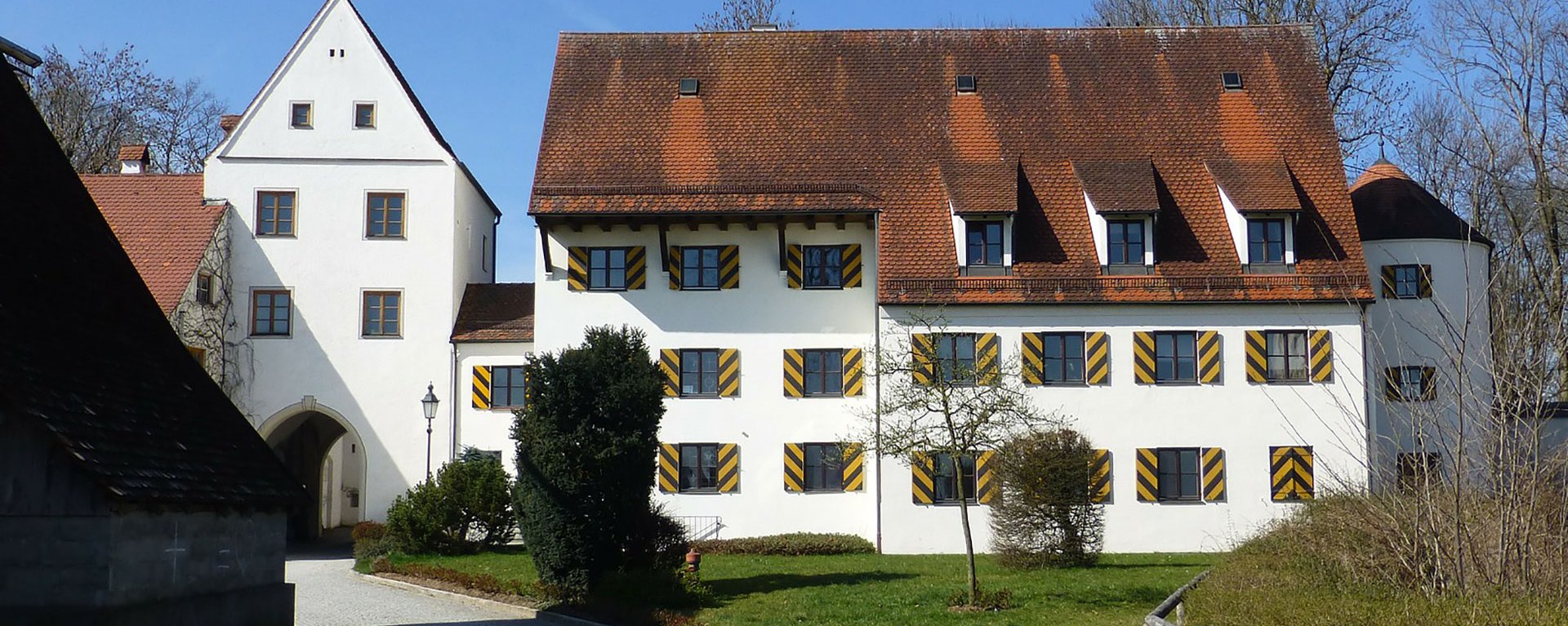 Blick auf ein Haus mit Gelben Fensterläden, in Mindelheim im Allgäu.
