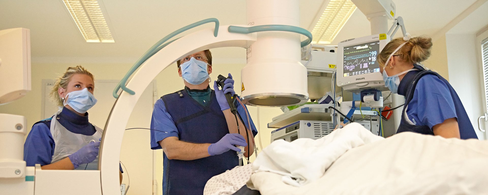 Team des Klinikverbunds Allgäu führt eine Bronchioskopie mit Hilfe neuester medizinischer Technik durch