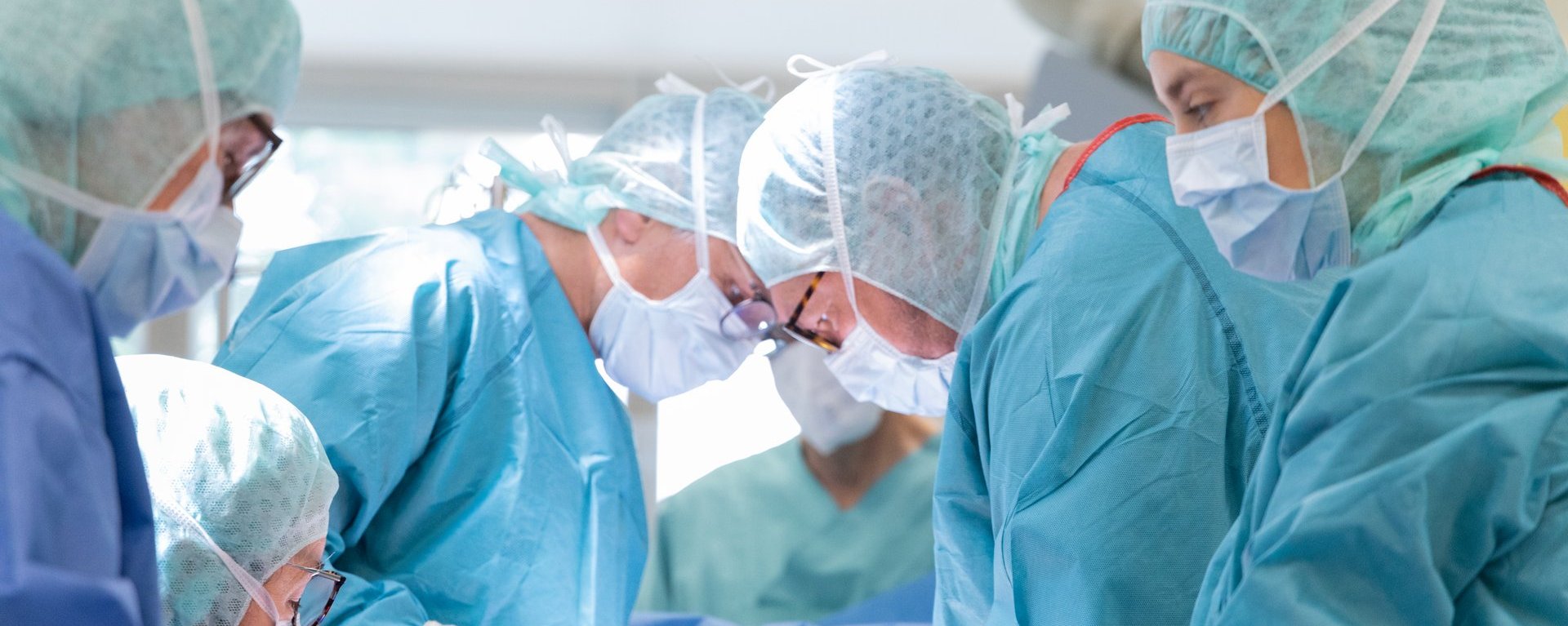 Das Ärzte der Gefäßmedizin am Klinikum Kempten in Operationskleidung während einer OP