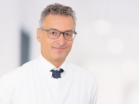 Portraitbild von Dr. Lutz Hausser, Gespräch mit Dr. Lutz Hausser, Facharzt für Chirurgie, Klinik Immenstadt