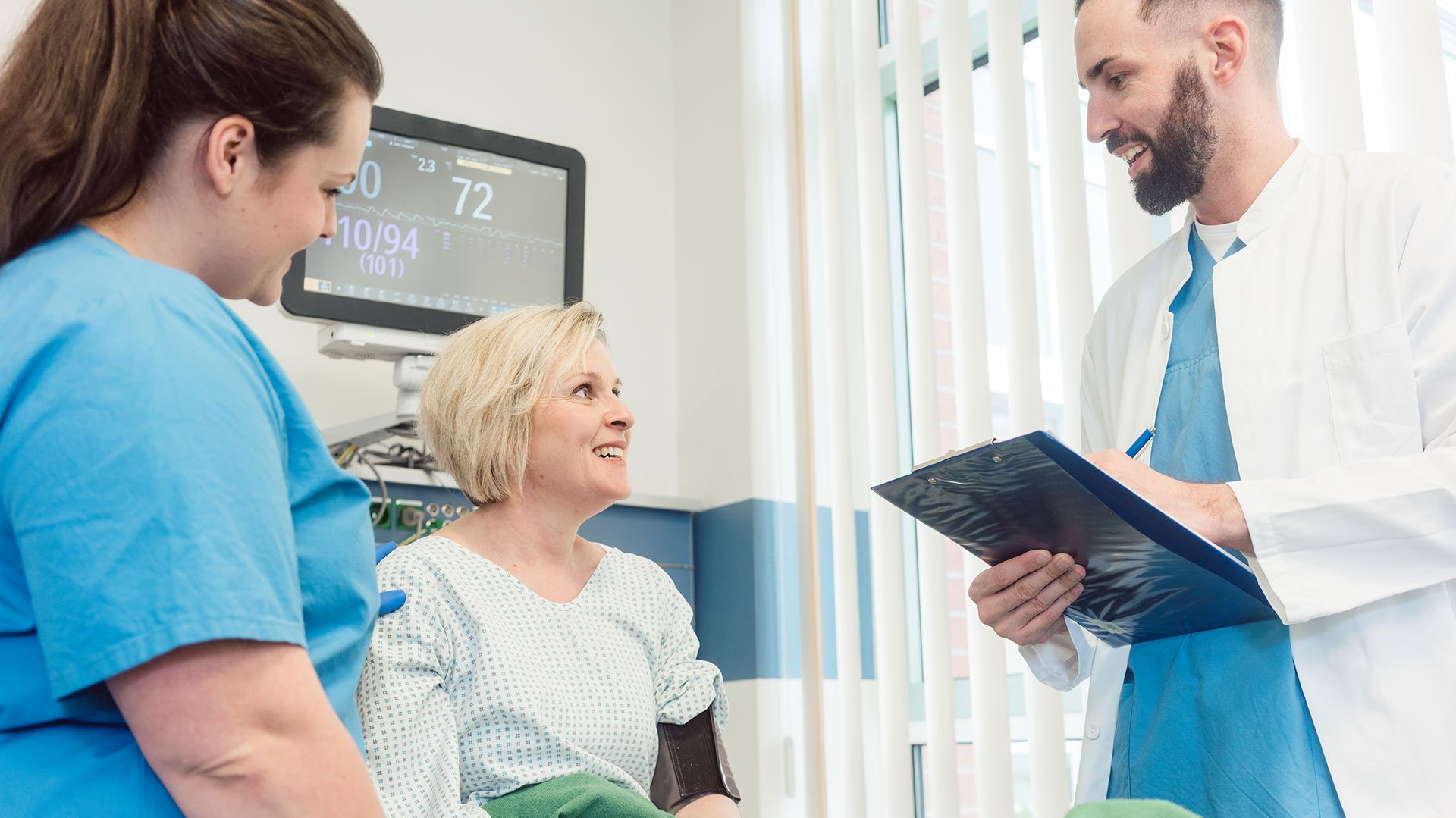 Arzt und Krankenschwester reden mit Patientin im Fachbereich Gastroenterologie im Klinikverbund Allgäu