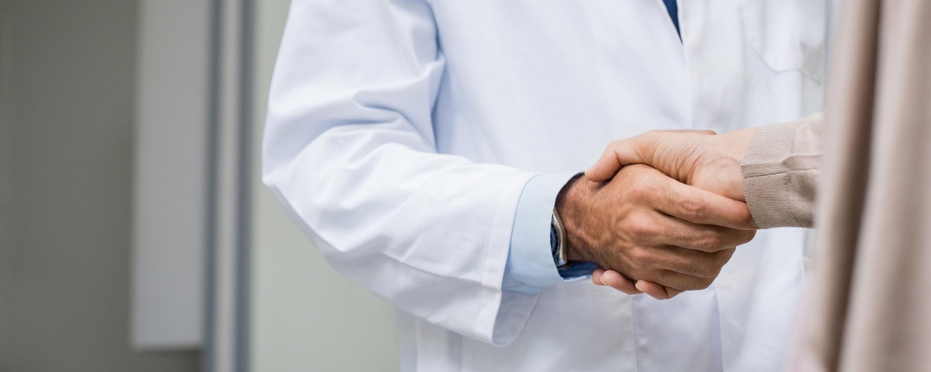 Facharzt aus dem MVZ-Fachpraxenverbund Allgäu gibt einem Patienten die Hand