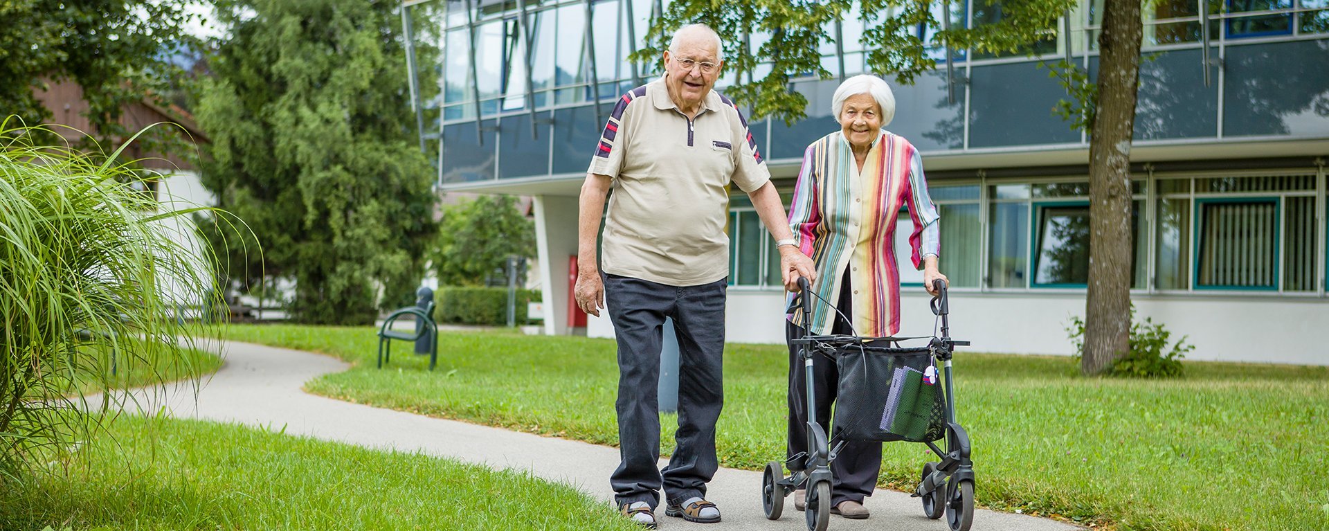 Altersmedizin im Klinikverbund Allgäu, Älteres Pärchen geht spazieren