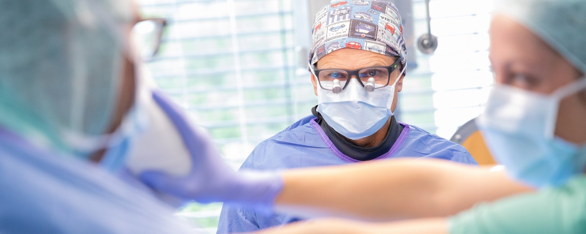 Dr. med. Joachim Rogg, Chefarzt des Fachbereichs Gefäßchirurgie an der Klinik Immenstadt, blickt während einer Operation konzentriert auf einen Monitor