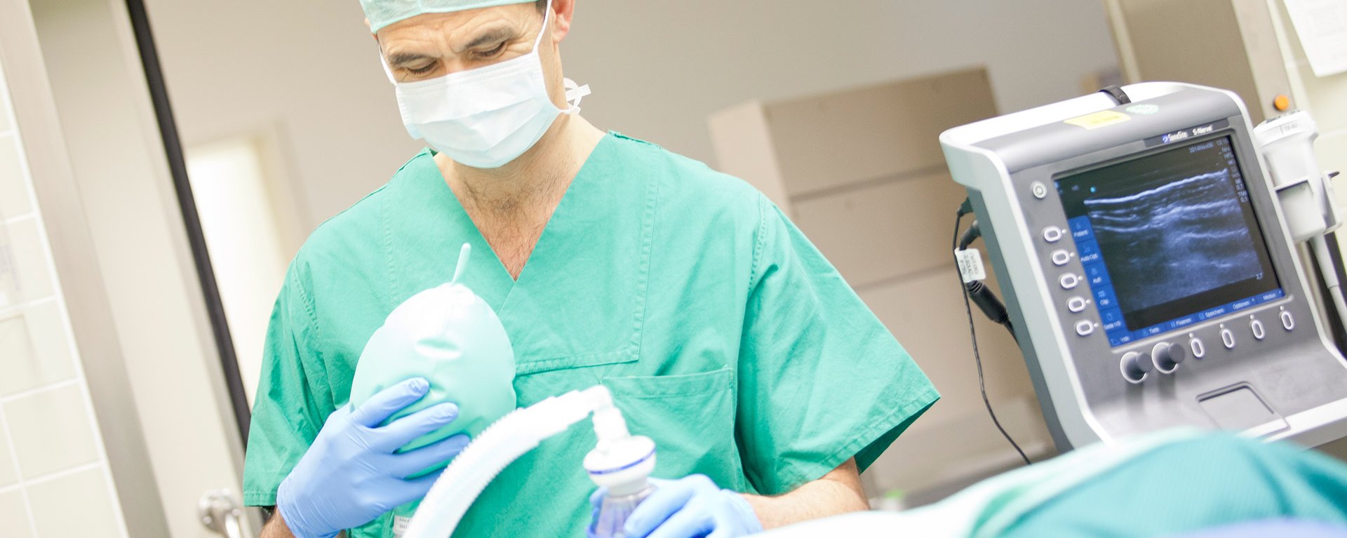 Ein Anaesthesist bewacht den Zustand eines Patienten im OP der Klinik Ottobeuren.