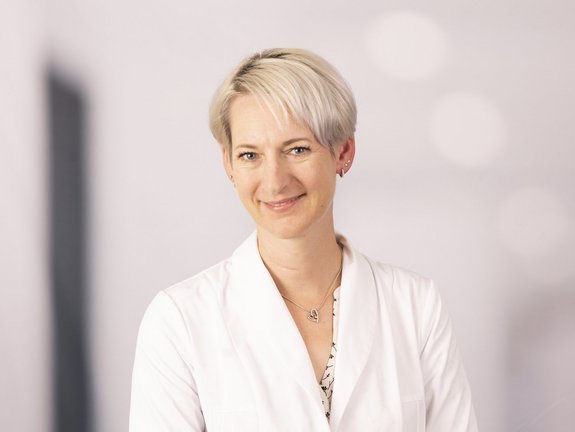 Dr. Cornelia Monat