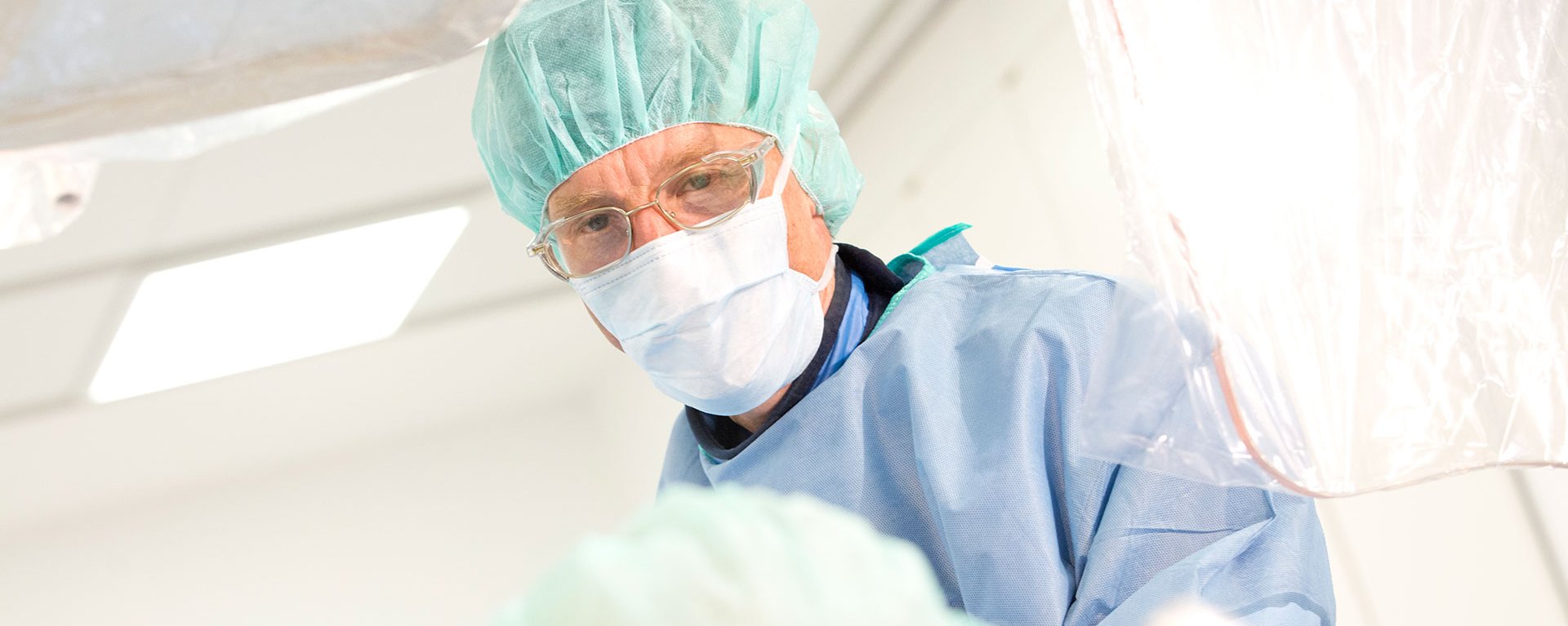 Ein Arzt des Klinikverbunds Allgäu beaufsichtigt die Beatmung einer Patientin