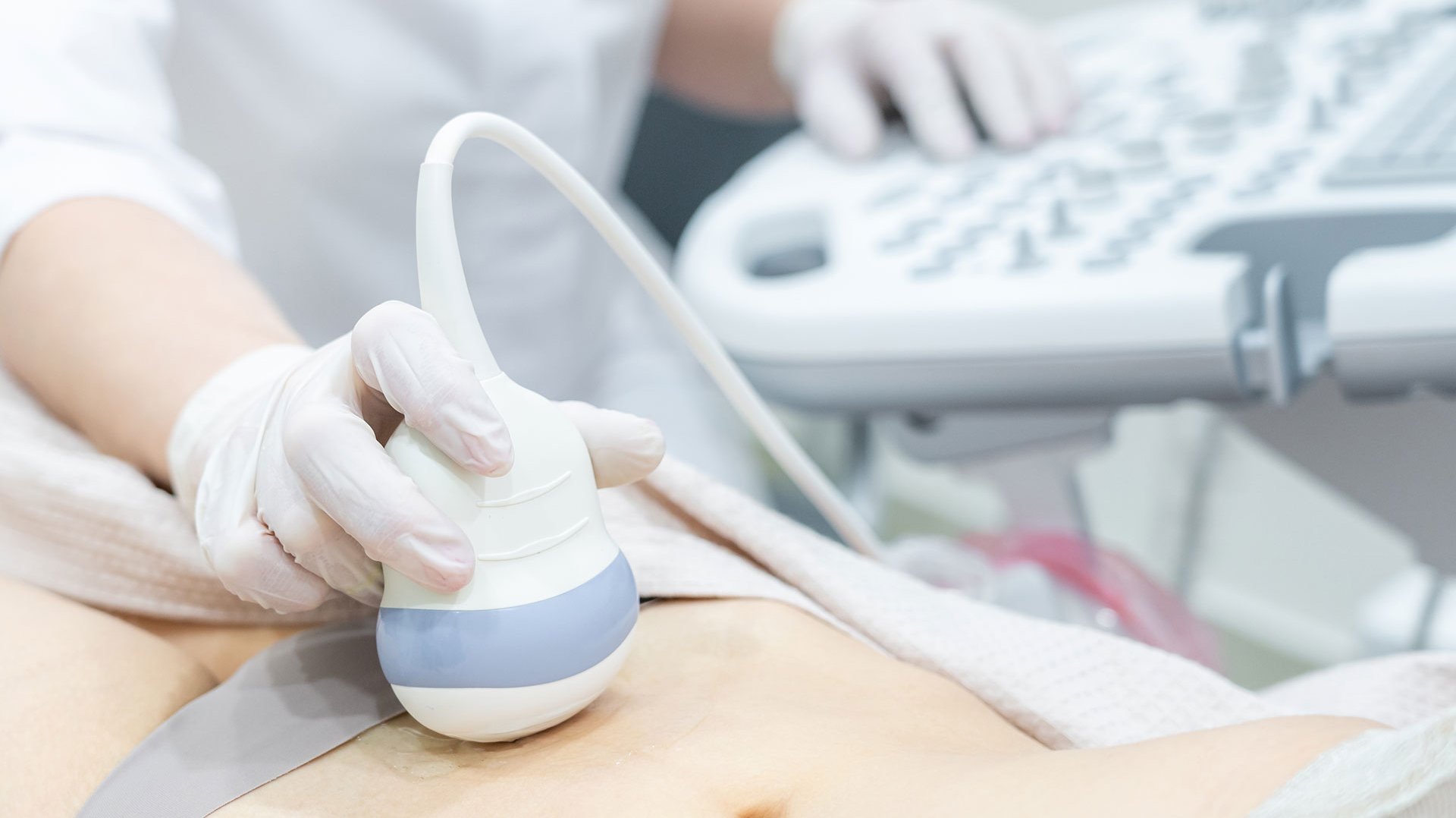 Ein Gynäkologe des Klinikverbunds Allgäu macht eine Ultraschall Untersuchung.