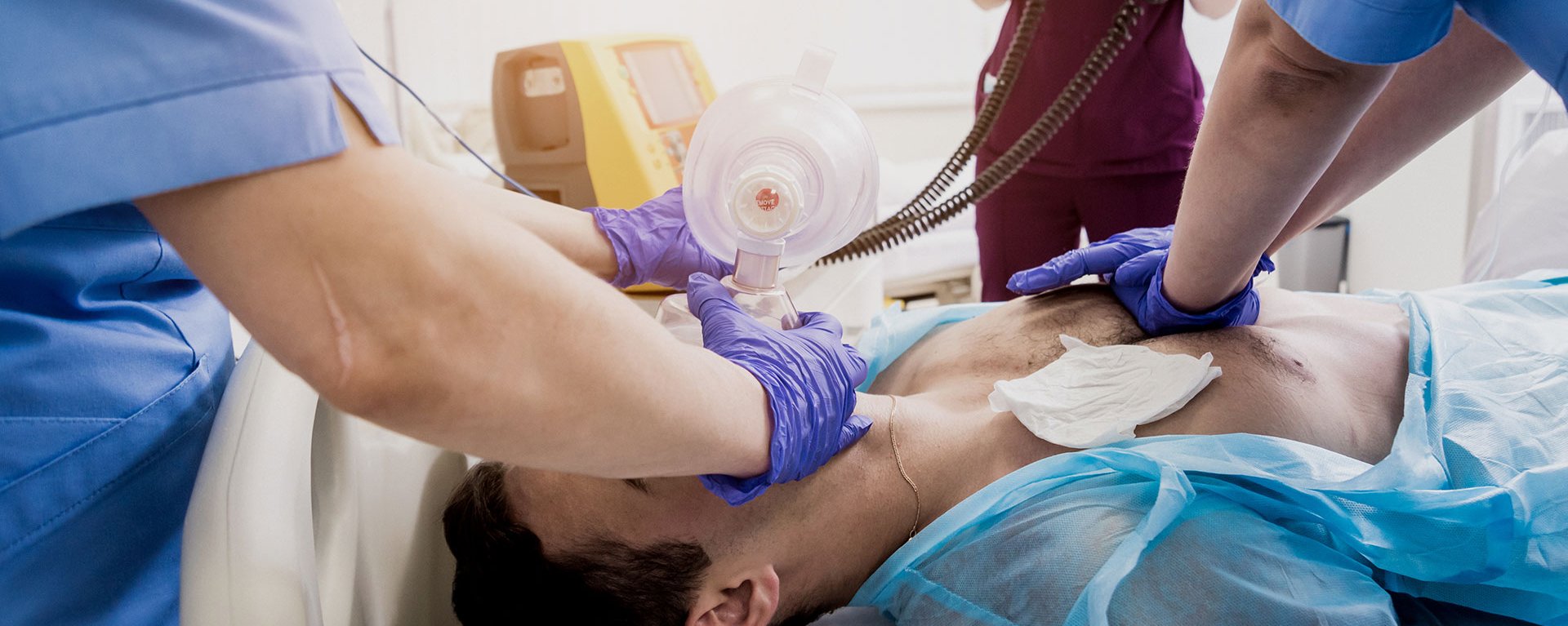 Ärzte der Klinik Ottobeuren geben einem männlichen Patienten in der Notaufnahme eine Herzmassage.