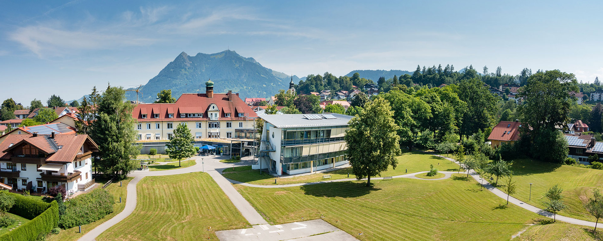 Foto der Geriatrie-Kliniken Sonthofen mit Bergsicht des Klinikverbund Allgäu